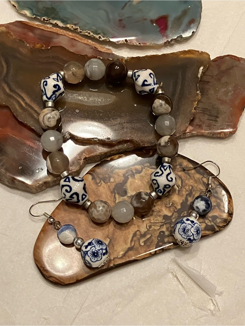 AGATE AND CERAMIC DELFT STYLED BRACELET AND EARRING SET - Picture 9 of 11